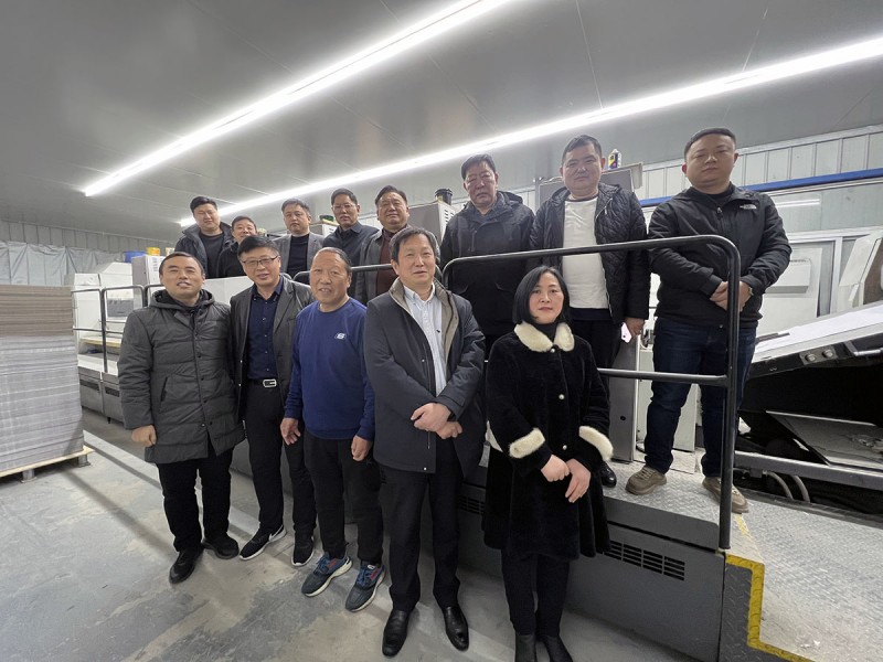 蚌埠东方彩色公司总经理徐敬国（前排中）与走访团成员合影