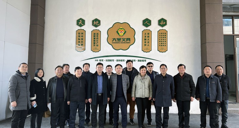 蒙城金元达制笔公司总经理朱玉更（前排左五）与走访团成员合影