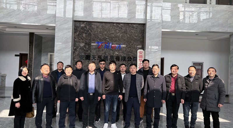 安徽天乐纸品公司总经理纪晓飞（前排中右）与走访团成员合影