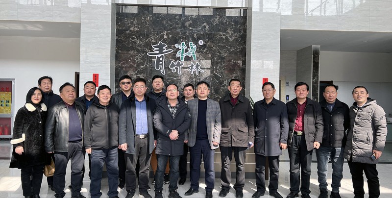 蒙城青竹林纸品公司总经理赵武（前排右五）与走访团成员合影
